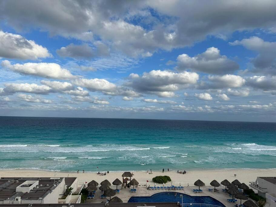 Amazing Beachfront Apartment Канкун Экстерьер фото