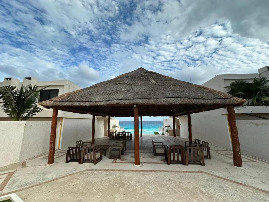 Amazing Beachfront Apartment Канкун Экстерьер фото